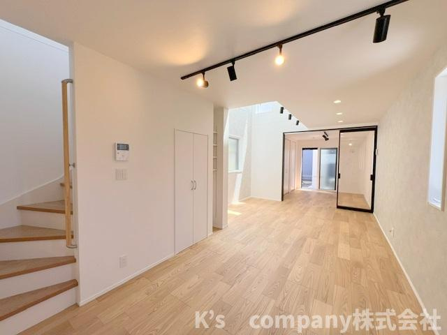 ◎茅ヶ崎市南湖6丁目　新築戸建の居間・リビング|ゆったりとした広さがあり、天井高で開放感があります♪