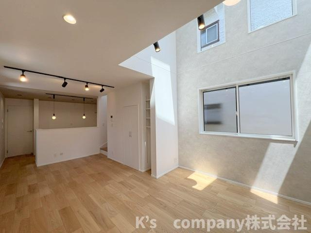 ◎茅ヶ崎市南湖6丁目　新築戸建の居間・リビング|一部吹き抜けになっていて、高窓からの日差しが差し込む明るいLDKです◇