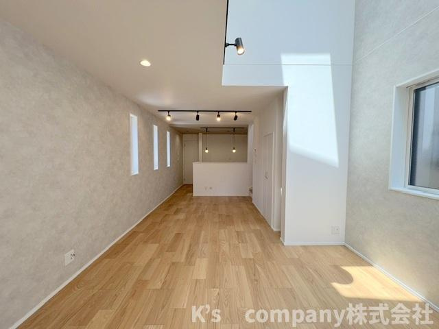 ◎茅ヶ崎市南湖6丁目　新築戸建の居間・リビング|ご家族との会話を楽しみながらお料理ができるカウンターキッチン☆