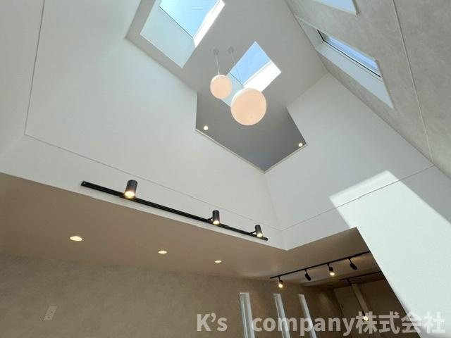 ◎茅ヶ崎市南湖6丁目　新築戸建の内装|明るさをより取り入れられるたくさんの窓が吹き抜け部分にあります◇