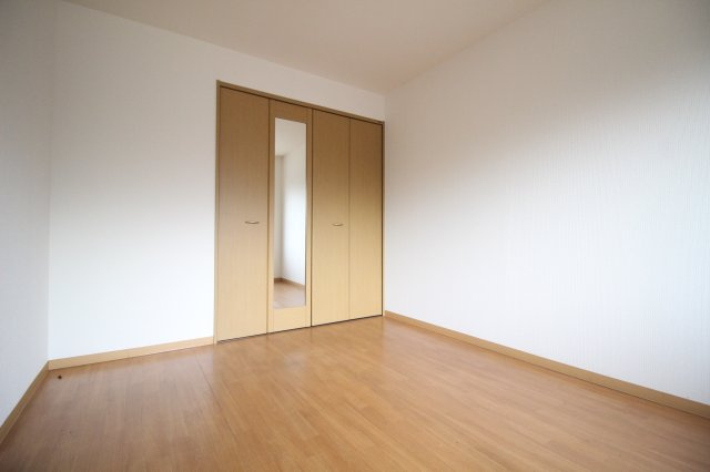 【寝室】 | パラッツォ操明 | 落ち着いて過ごせるお部屋なので、寝室にいかがでしょうか