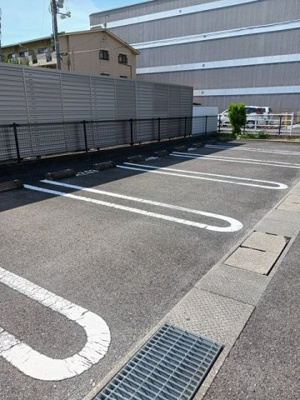 【駐車場】 | グリーンビレッジＡ棟 | 駐車場があるので、車を買う予定の方も安心です