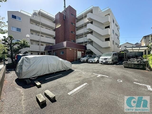 シャトー富士の駐車場