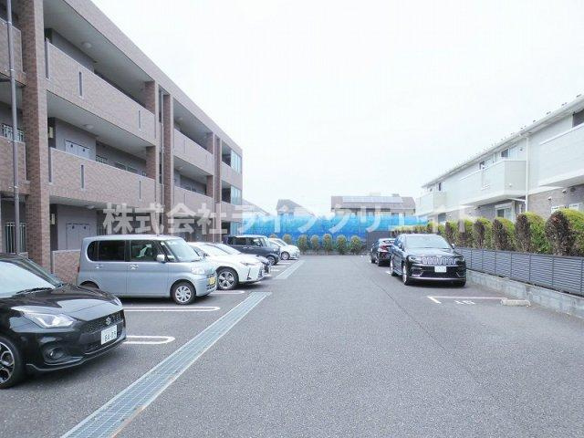 ロイヤル・レジデンス弐番館の駐車場