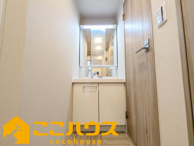 ライオンズマンション首里の独立洗面台|独立洗面台は収納豊富な三面鏡