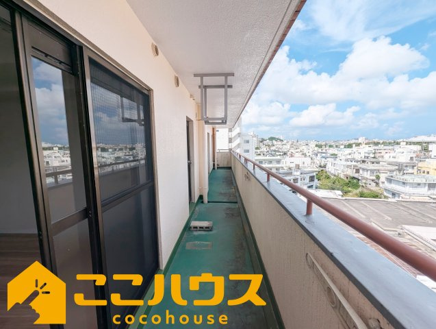 ライオンズマンション首里のバルコニー|2部屋から出入りのできるワイドバルコニー