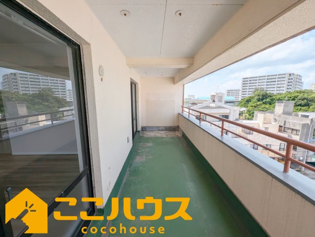 ライオンズマンション首里のバルコニー|2部屋から出入りのできるワイドバルコニー