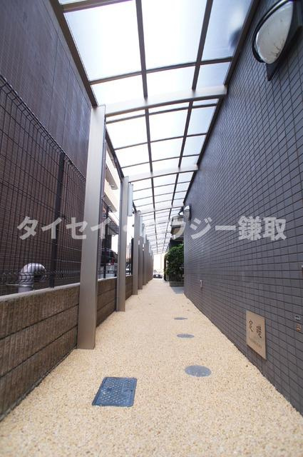 芝コーポ５号館のロビー|エントランスまで屋根があり雨の日も快適です