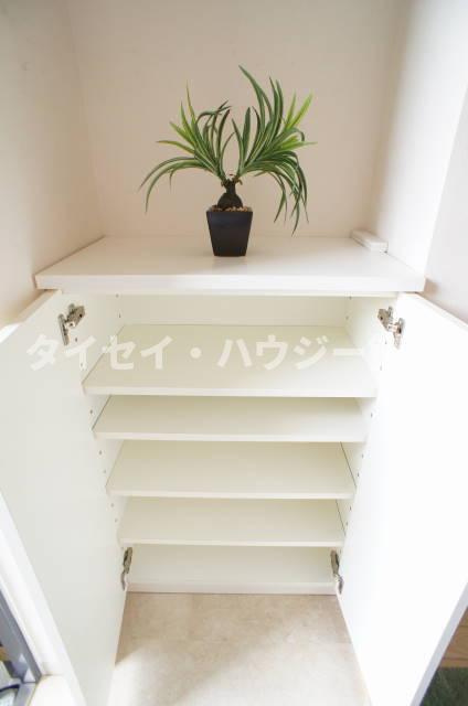 芝コーポ５号館の設備|たくさん入る下駄箱です。