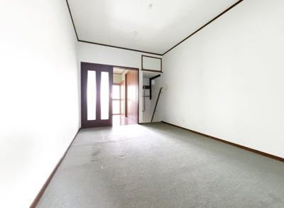 【洋室】 | 伏見区淀池上町　中古戸建 | 《洋室6帖》なんと徒歩2分に保育園があります。子育て世代の方は大変助かります。小さいお子様をお仕事前に保育園に送っていくの大変ですよね。ここなら徒歩でOKです。