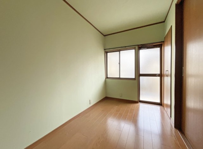 【洋室】 | 伏見区淀池上町　中古戸建 | 《洋室3帖》こちらのお部屋の南側にはバルコニーがあります。