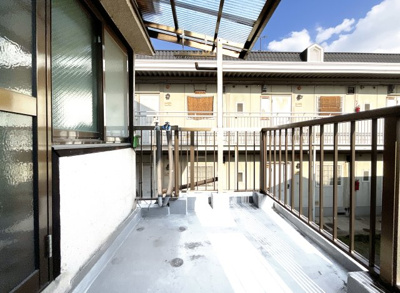 【バルコニー】 | 伏見区淀池上町　中古戸建 | 南側にワイドバルコニーがあり、屋根付きの物干しとなっています。