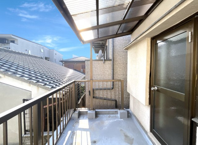 【バルコニー】 | 伏見区淀池上町　中古戸建 | 屋根があると、多少の雨なら慌てて洗濯物を入れる事もしなくてよいですね。