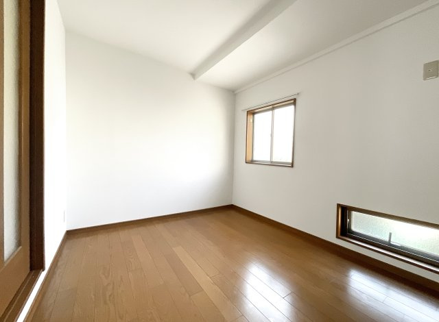 【洋室】 | 伏見区淀池上町　中古戸建 | 《洋室5.25帖》窓は2ヶ所にあります。