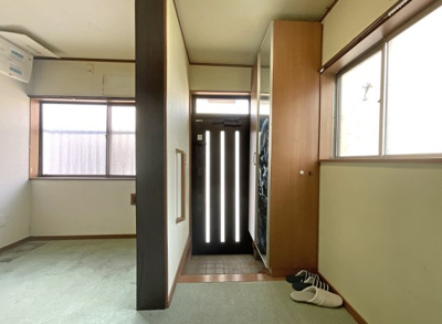 【玄関】 | 伏見区淀池上町　中古戸建 | 玄関には、大容量の姿鏡付きシューズBOXがあります。このお部屋は2面採光なので明るい空間です。