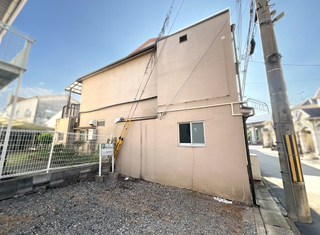 【外観】 | 伏見区淀池上町　中古戸建 | 駐車場スペースはございませんが、物件の東側は月極駐車場です。建物がなく開放的です。《駐車場等の《空き状況》や《料金》はご確認下さい》