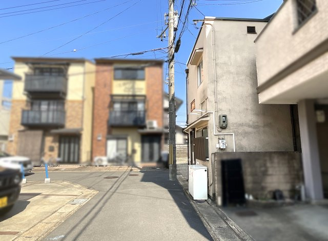 【前面道路含む現地写真】 | 伏見区淀池上町　中古戸建 | 4ｍの前道で、閑静な住宅街です。周辺環境が充実した暮らしやすい立地です！