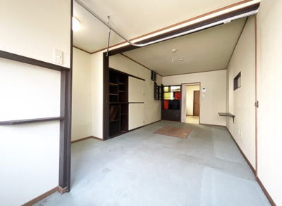 【居間・リビング】 | 伏見区淀池上町　中古戸建 | キッチンスペースの続きにあるこちらの洋室10.5帖は、居間としてお使い頂けますね。リフォームのご相談も弊社で承っております。