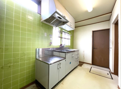 【キッチン】 | 伏見区淀池上町　中古戸建 | キッチンスペースは約3.5帖あり、窓もあるので明るいキッチンです。床下収納庫があります。