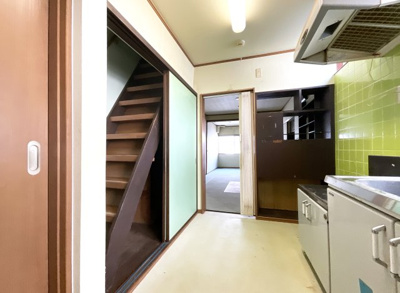 【キッチン】 | 伏見区淀池上町　中古戸建 | 小学校が徒歩6分　中学校が徒歩9分と安心の距離ですのでお子様がいらっしゃるご家庭にもおすすめです。