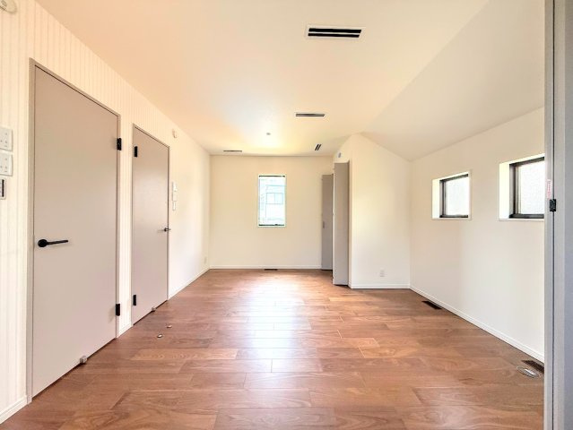 川崎市多摩区南生田2丁目　新築戸建ての洋室|◆気持ちの良い風が室内へ入り込む居室。家具を配置しても広々ご利用いただけます！！