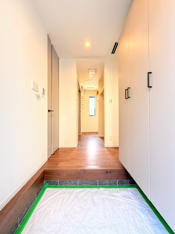 川崎市多摩区南生田2丁目　新築戸建ての玄関|◆明るい玄関です！散らかりやすい玄関もスッキリする大容量のシューズボックス付き。