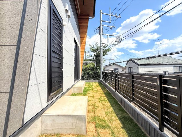 川崎市多摩区南生田2丁目　新築戸建ての庭|◆お手入れのしやすいちょうどよいサイズ感のお庭付き。植栽や家庭菜園等多目的にご利用いただけるプライベート空間。