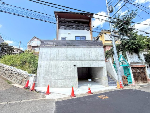 川崎市多摩区南生田2丁目　新築戸建ての外観|◆一戸建てを中心とした街並みが整然と続き、周辺は高い建物が建っていないので、緑の多い閑静な趣を感じる環境です。街並みや周辺環境も重要なポイントです！！