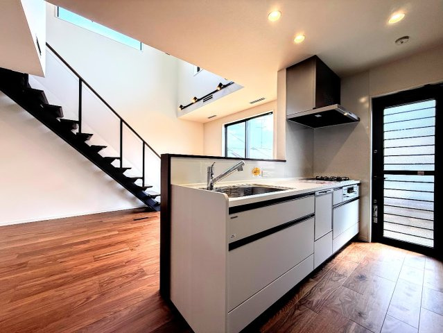 川崎市多摩区南生田2丁目　新築戸建てのキッチン|◆キッチンからダイニングやリビングが見渡せるキッチン。料理をしながら家族とコミュニケーションをとれるだけでなく、大きな開放感も得られることができます。