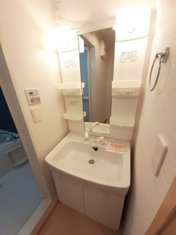 ヴィラ　エンゼルⅡの洗面所|脱衣スペースもあります