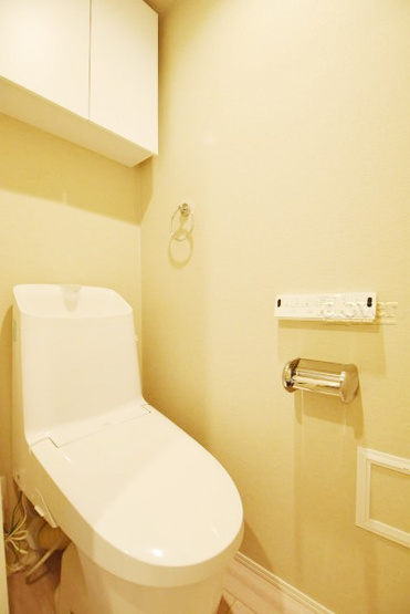 【トイレ】 | コスモ北千住 | 上部に収納を備えたトイレです。自宅の中でも最もプライベートな空間だからこそ、ほしい「落ち着き」がここにあります。～即日のご見学可能～　お問合せはお気軽にどうぞ。
