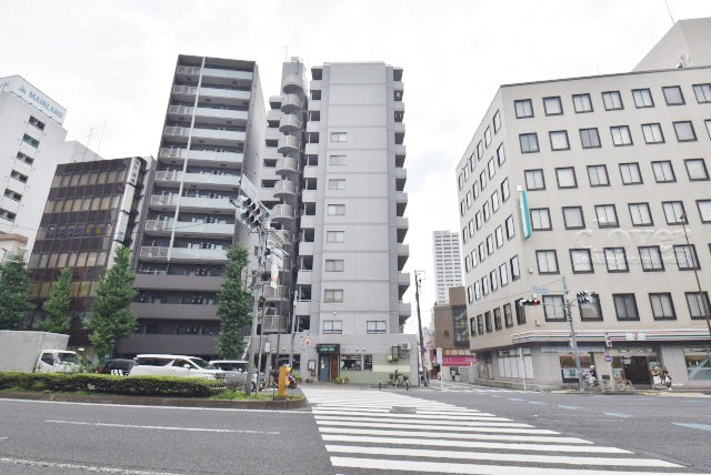 【外観】 | コスモ北千住 | 青空によく映える建物です。手入れの行き届いた外壁やマンション正面エントランスなど、綺麗な姿をぜひ一度、現地にてご覧ください。～即日のご見学可能～　お問合せはお気軽にどうぞ。
