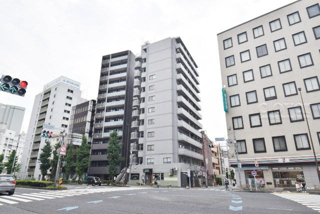 【現況写真】 | コスモ北千住 | 外観と前面道路の様子。～即日のご見学可能～　お問合せはお気軽にどうぞ。