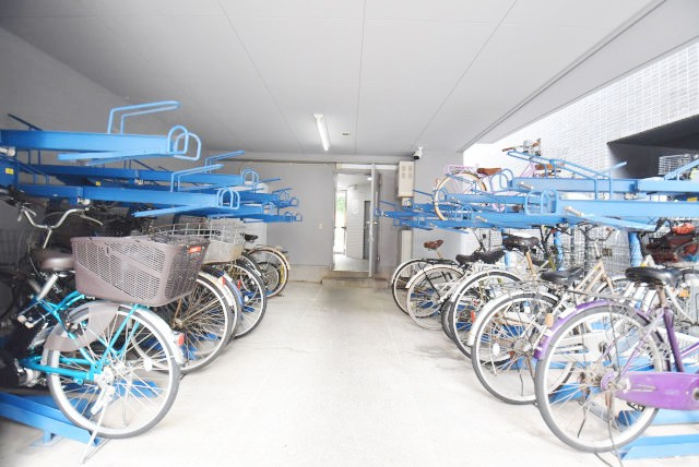 【駐輪場】 | コスモ北千住 | 自転車置き場。マンションの共用部にあたります。空きの有無や駐輪料金、各戸の台数制限などについては、改めてお問い合わせください。～即日のご見学可能～　お問合せはお気軽にどうぞ。
