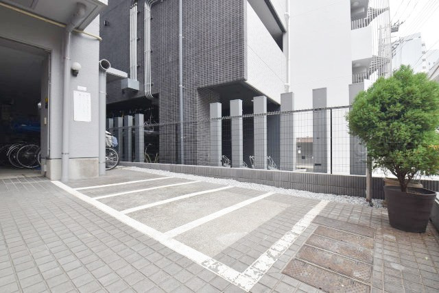 【駐車場】 | コスモ北千住 | バイク置き場。空き区画の有無や駐輪料金、サイズおよび排気量規定などについては、改めてお問い合わせください。～即日のご見学可能～　お問合せはお気軽にどうぞ。
