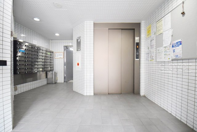 【ロビー】 | コスモ北千住 | マンションの建物内に入って最初に目にする空間が、このエントランスホールです。それほど広くはありませんが、しっかりと清潔感が保たれています。～即日のご見学可能～　お問合せはお気軽にどうぞ。
