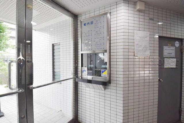 【受付】 | コスモ北千住 | 管理人さんが勤務する管理室。このマンションがきれいに保たれているのは、もちろん管理人さんのおかげ。～即日のご見学可能～　お問合せはお気軽にどうぞ。
