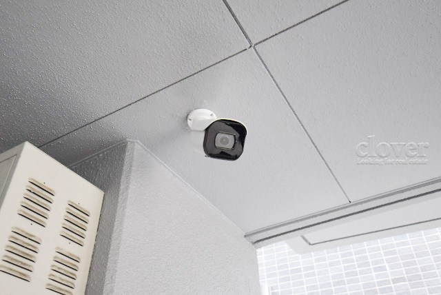 【防犯設備】 | コスモ北千住 | 建物や敷地の隅々に目を光らせる防犯カメラが設置されています。現地を見学される際には、その存在や台数にも意識を払ってみてください。～即日のご見学可能～　お問合せはお気軽にどうぞ。
