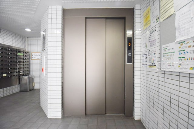【設備】 | コスモ北千住 | バリアフリーの強い味方、エレベーターが設置されています。メンテナンスに手間と費用がかかる設備ですが、あるとないとでは大違い。～即日のご見学可能～　お問合せはお気軽にどうぞ。
