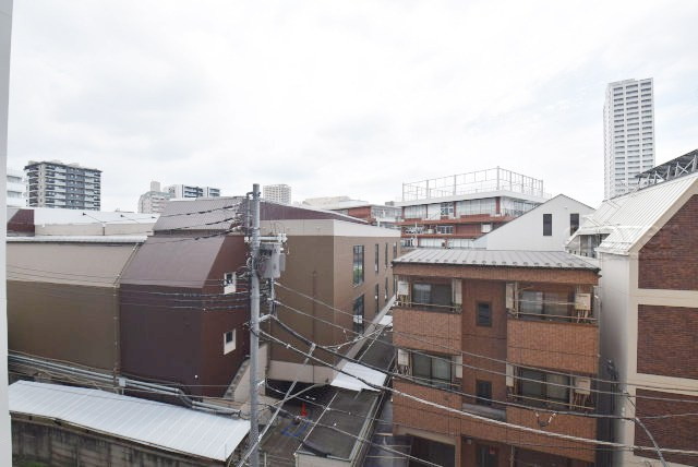 【展望】 | コスモ北千住 | バルコニーの様子。ここからの眺めが、日々のストレスを発散してくれることでしょう。ちなみにバルコニーは専有部分ではなく「共用部分」の扱いです。～即日のご見学可能～　お問合せはお気軽にどうぞ。
