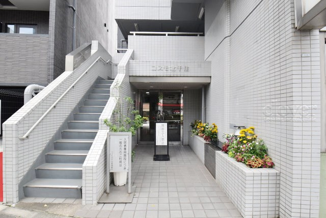 【エントランス】 | コスモ北千住 | マンションの正面エントランス。出入りする人間を癒してくれるマンション入り口であり、その建物の「顔」でもあります。～即日のご見学可能～　お問合せはお気軽にどうぞ。
