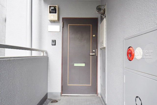 【その他共用部分】 | コスモ北千住 | 皆様をお迎えする、お部屋の玄関ドア。開けやすさや開放角度、ドアノブの操作しやすさや鍵の形状などを、現地で一度ご確認ください。～即日のご見学可能～　お問合せはお気軽にどうぞ。
