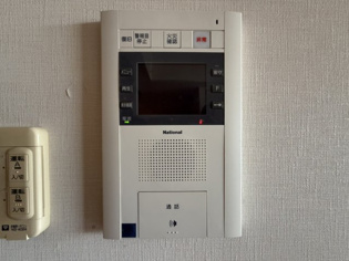訪問者が来たときにテレビ画面で確認できるため、安心してドアを開けられます。録画機能があるものもあり、留守中に来訪者を記録しておくことができます。利便性が高く、セキュリティ面でも安心です。
