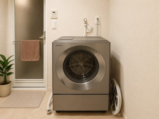 洗濯物の仕分け作業がしやすく、整理整頓が容易になります。洗濯音や湿気を他の部屋に持ち込まず、生活環境を快適に保ちます。上部を活用すれば収納スペースを確保でき洗剤や洗濯用品の整理もしやすくなります。