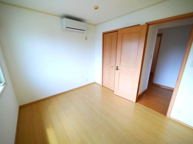 東金市家徳　  中古戸建 の洋室|内装リフォーム済み令和8年7月 1階電動シャッター 敷地約79坪 軽は車3台可 複層ガラス 都市ガス
