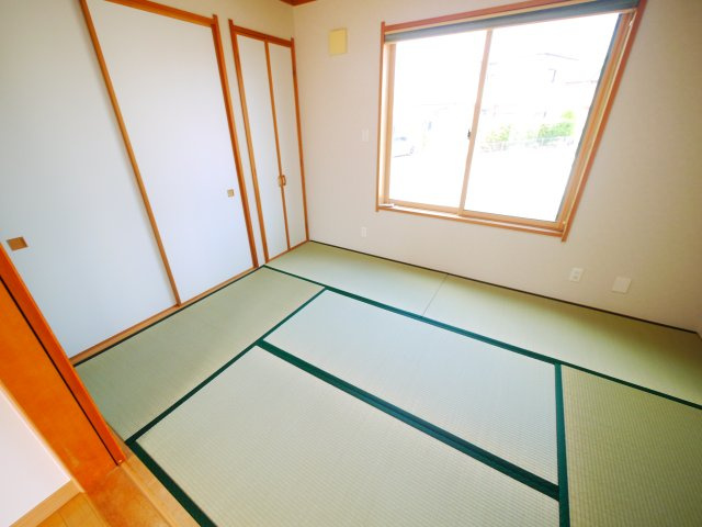東金市家徳　  中古戸建 の和室|内装リフォーム済み令和8年7月 1階電動シャッター 敷地約79坪 軽は車3台可 複層ガラス 都市ガス