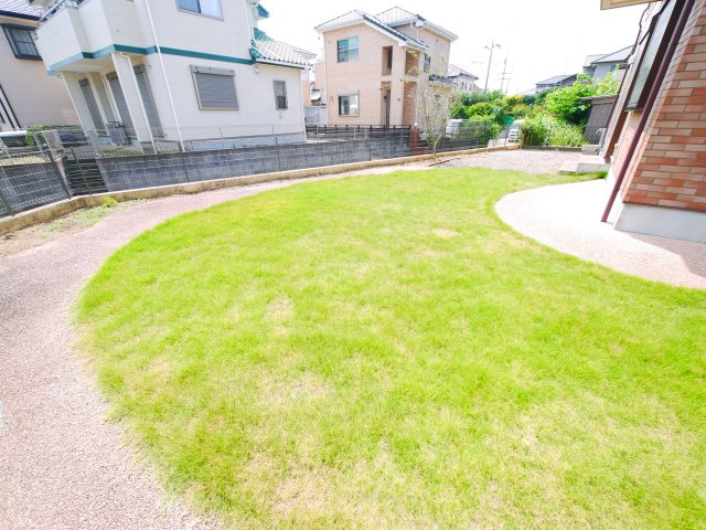 東金市家徳　  中古戸建 の庭|内装リフォーム済み令和8年7月 1階電動シャッター 敷地約79坪 軽は車3台可 複層ガラス 都市ガス