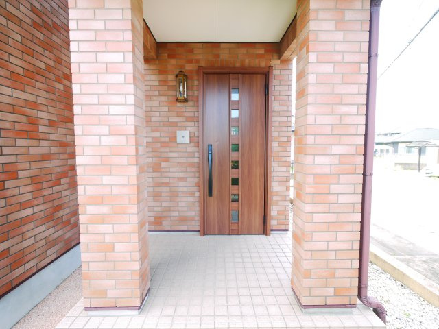 東金市家徳　  中古戸建 の玄関|内装リフォーム済み令和8年7月 1階電動シャッター 敷地約79坪 軽は車3台可 複層ガラス 都市ガス