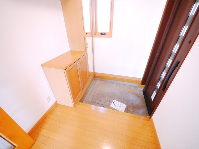 東金市家徳　  中古戸建 の玄関|内装リフォーム済み令和8年7月 1階電動シャッター 敷地約79坪 軽は車3台可 複層ガラス 都市ガス
