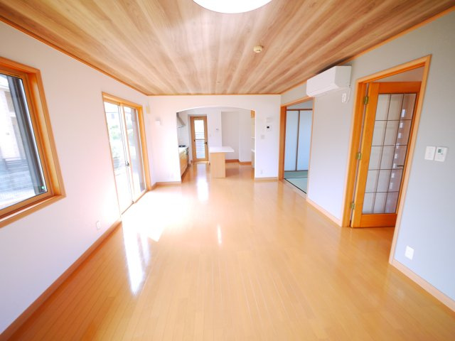 東金市家徳　  中古戸建 の居間・リビング|内装リフォーム済み令和8年7月 1階電動シャッター 敷地約79坪 軽は車3台可 複層ガラス 都市ガス